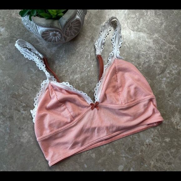 𝅺VICTORIA Secret lace trim triangle bralette - Picture 1 of 8